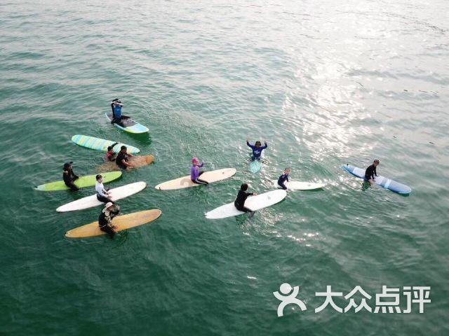 上海陆家嘴楼宇点亮“繁花锦绣、海上迎春”